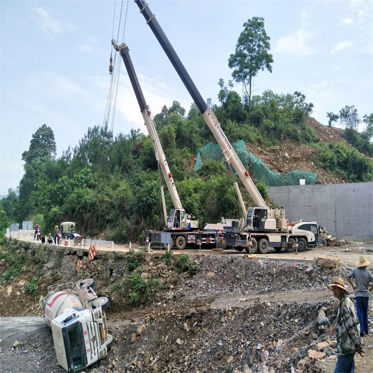 南漳汽车掉沟里叫吊车救援要多少钱